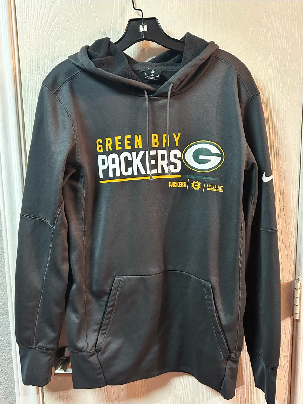Nike Men’s Black Green Bay Packers Crewneck Hoodie with Yellow & White. SZ S